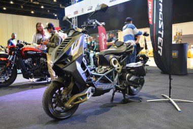 PAsay, PH - SEPT 16 - İtalyan jet pilotu 16 Eylül 2023 tarihinde Pasay, Filipinler 'de sergilendi. Performans ve yaşam tarzı fuarı, Filipinler 'de düzenlenen yıllık ulaşım etkinliğidir..