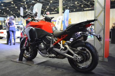 PAsay, PH - SEPT 16 - Ducati multistrada v4 'ler 16 Eylül 2023 tarihinde Pasay, Filipinler' de sergilendi. Performans ve yaşam tarzı fuarı, Filipinler 'de düzenlenen yıllık ulaşım etkinliğidir..