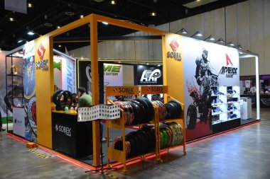 Pasay, PH - SEPT 16 - Sobek lastik standı 16 Eylül 2023 tarihinde Pasay, Filipinler 'de sergilendi. Performans ve yaşam tarzı fuarı, Filipinler 'de düzenlenen yıllık ulaşım etkinliğidir..