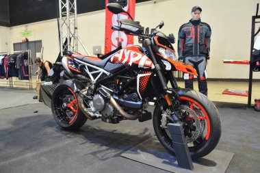PAsay, PH - SEPT 16 - Ducati hybermotard 950 Performans ve yaşam tarzı fuarı 16 Eylül 2023 tarihinde Pasay, Filipinler. Performans ve yaşam tarzı fuarı, Filipinler 'de düzenlenen yıllık ulaşım etkinliğidir..