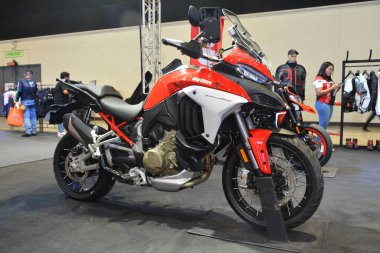 PAsay, PH - SEPT 16 - Ducati multistrada v4 'ler 16 Eylül 2023 tarihinde Pasay, Filipinler' de sergilendi. Performans ve yaşam tarzı fuarı, Filipinler 'de düzenlenen yıllık ulaşım etkinliğidir..