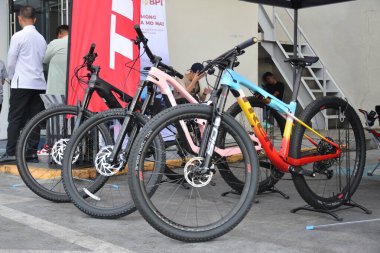 PARANAQUE, PH-3-Trek bisiklet 3 Aralık 2023 'te Paranaque, Filipinler' de All Rise Show 'da. All Rise, Filipinler 'de düzenlenen bir otomobil fuarı..