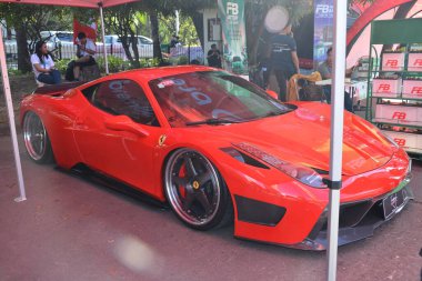 Pasay, PH-DEC 2 - Ferrari 458 Bumper 'dan Bumper' a 19 Aralık 2023, Pasay, Filipinler. Bumper to Bumper, Filipinler 'de düzenlenen bir otomobil fuarıdır..