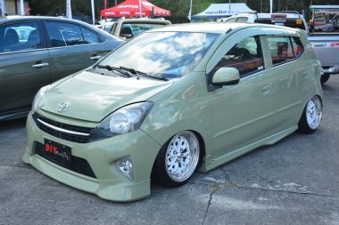 Pasay, PH-DEC 2 - Bumper 'dan Bumper' a Toyota wigo 19 Aralık 2023, Pasay, Filipinler. Bumper to Bumper, Filipinler 'de düzenlenen bir otomobil fuarıdır..