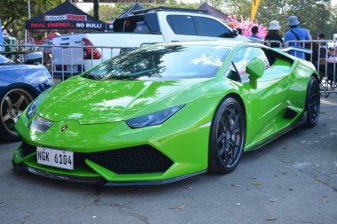 Pasay, PH-DEC 2 - Bumper 'daki Lamborghini Huracan 19 Aralık 2023 Pasay, Filipinler. Bumper to Bumper, Filipinler 'de düzenlenen bir otomobil fuarıdır..