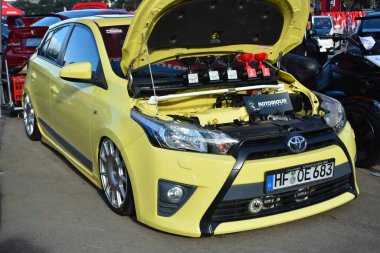 Pasay, PH-DEC 2 - Bumper 'dan Bumper' a Toyota yaris 19 Aralık 2023, Pasay, Filipinler. Bumper to Bumper, Filipinler 'de düzenlenen bir otomobil fuarıdır..