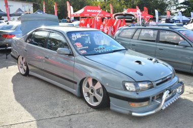 Pasay, PH-DEC 2 - Bumper 'dan Bumper' a Toyota caldina 19 Aralık 2023, Pasay, Filipinler. Bumper to Bumper, Filipinler 'de düzenlenen bir otomobil fuarıdır..