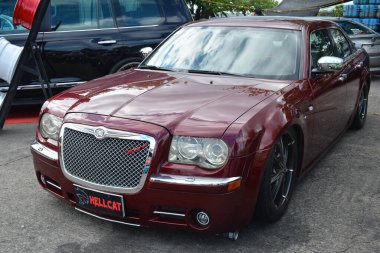 Pasay, PH-DEC 2 - Chrysler 300c Bumper 'dan Bumper' a 19 Aralık 2023, Pasay, Filipinler. Bumper to Bumper, Filipinler 'de düzenlenen bir otomobil fuarıdır..