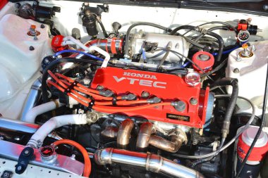 Pasay, PH-DEC 2 - Toyota corolla motoru Bumper 'dan Bumper' a 19 Aralık 2023, Pasay, Filipinler. Bumper to Bumper, Filipinler 'de düzenlenen bir otomobil fuarıdır..