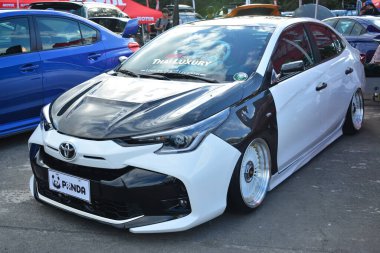 Pasay, PH-DEC 2 - Toyota vios at Bumper to Bumper 19 Aralık 2023, Pasay, Filipinler. Bumper to Bumper, Filipinler 'de düzenlenen bir otomobil fuarıdır..
