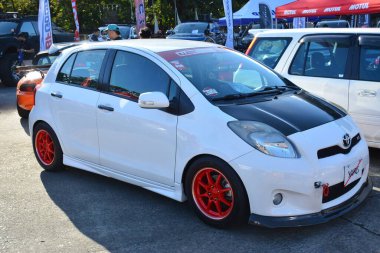 Pasay, PH-DEC 2 - Bumper 'dan Bumper' a Toyota yaris 19 Aralık 2023, Pasay, Filipinler. Bumper to Bumper, Filipinler 'de düzenlenen bir otomobil fuarıdır..