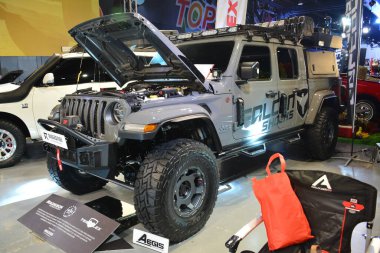 Pasay, PH-18 - 18 Kasım 2023 'te Filipinler' in Pasay şehrinde Manila Oto Salonu 'nda Jeep gladyatörü. Manila Auto Salon, Filipinler 'de düzenlenen bir pazar sonrası araba etkinliğidir..