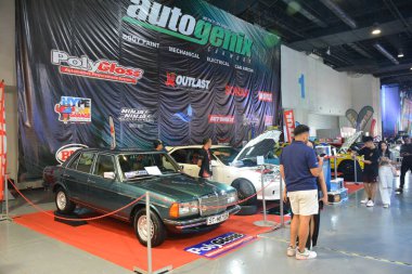 Pasay, PH - NOV 18 - Mercedes benz w123 200 g Manila Oto Salon 'da 18 Kasım 2023 tarihinde Pasay, Filipinler. Manila Auto Salon, Filipinler 'de düzenlenen bir pazar sonrası araba etkinliğidir..