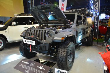 Pasay, PH-18 - 18 Kasım 2023 'te Filipinler' in Pasay şehrinde Manila Oto Salonu 'nda Jeep gladyatörü. Manila Auto Salon, Filipinler 'de düzenlenen bir pazar sonrası araba etkinliğidir..