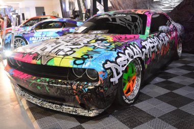 Pasay, PH-NOV 18 - 18 Kasım 2023 tarihinde Pasay, Filipinler 'deki Manila Oto Salonu' nda Dodge yarışmacısı. Manila Auto Salon, Filipinler 'de düzenlenen bir pazar sonrası araba etkinliğidir..