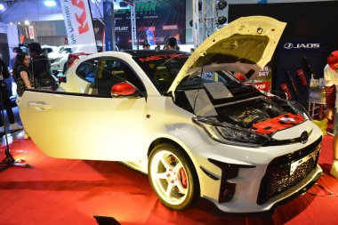 Pasay, PH-18 - Toyota yaris gris Manila Auto Salon 'da 18 Kasım 2023 tarihinde Pasay, Filipinler' de. Manila Auto Salon, Filipinler 'de düzenlenen bir pazar sonrası araba etkinliğidir..