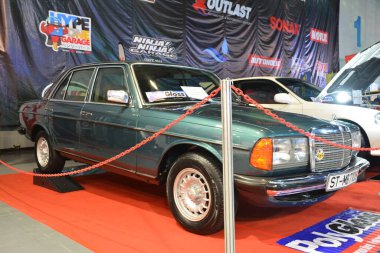 Pasay, PH - NOV 18 - Mercedes benz w123 200 g Manila Oto Salon 'da 18 Kasım 2023 tarihinde Pasay, Filipinler. Manila Auto Salon, Filipinler 'de düzenlenen bir pazar sonrası araba etkinliğidir..