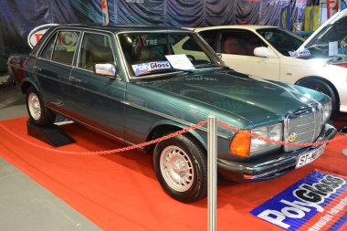 Pasay, PH - NOV 18 - Mercedes benz w123 200 g Manila Oto Salon 'da 18 Kasım 2023 tarihinde Pasay, Filipinler. Manila Auto Salon, Filipinler 'de düzenlenen bir pazar sonrası araba etkinliğidir..