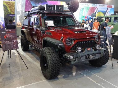 Pasay, PH-18 - 18 Kasım 2023 'te Filipinler' in Pasay şehrinde Manila Oto Salonu 'nda Jeep gladyatörü. Manila Auto Salon, Filipinler 'de düzenlenen bir pazar sonrası araba etkinliğidir..