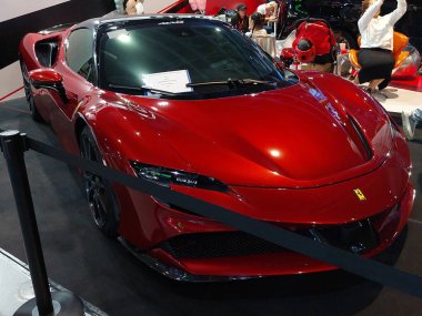 Pasay, PH-18 - Ferrari sf90 Spyder Manila Oto Salon 'da 18 Kasım 2023 tarihinde Pasay, Filipinler' de. Manila Auto Salon, Filipinler 'de düzenlenen bir pazar sonrası araba etkinliğidir..