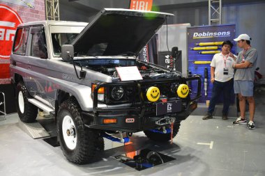 Pasay, PH-18-Toyota arazi kruvazörü 18 Kasım 2023 tarihinde Pasay, Filipinler 'de Manila Oto Salonu' nda. Manila Auto Salon, Filipinler 'de düzenlenen bir pazar sonrası araba etkinliğidir..