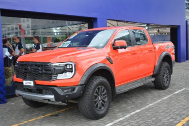 Pasay, PH - NOV 18 - Ford Ranger test sürüşünde 18 Kasım 2023 tarihinde Pasay, Filipinler 'de. Odak noktası, Filipinler 'de düzenlenen bir araba test sürüşü etkinliğidir..