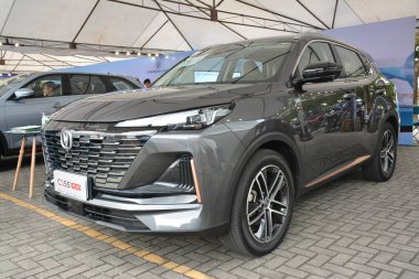 Pasay, PH - NOV 18 - Changan cs55 artı 18 Kasım 2023 tarihinde Pasay, Filipinler 'de Oto odaklı test sürüşü. Odak noktası, Filipinler 'de düzenlenen bir araba test sürüşü etkinliğidir..