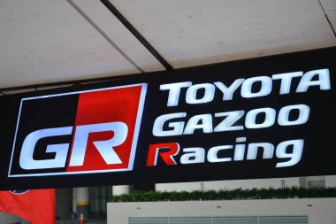 Pasay, PH-18 - 18 Kasım 2023 tarihinde Pasay, Filipinler 'de Oto odaklı test sürüşünde Toyota gazoo yarış tabelası. Odak noktası, Filipinler 'de düzenlenen bir araba test sürüşü etkinliğidir..