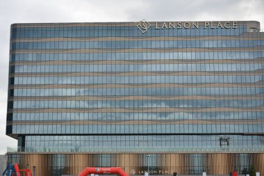 Pasay, PH-18 - Lanson 18 Kasım 2023 'te Pasay, Filipinler' de otel cephesinde görüldü. Lanson 'ın yeri Wing Tai mülklerinin bir yan kuruluşu, Hong Kong' da çok iyi bir emlak geliştiricisi..