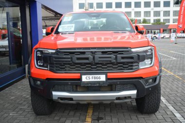 Pasay, PH - NOV 18 - Ford Ranger test sürüşünde 18 Kasım 2023 tarihinde Pasay, Filipinler 'de. Odak noktası, Filipinler 'de düzenlenen bir araba test sürüşü etkinliğidir..