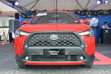 Pasay, PH - NOV 18 - Toyota corolla 18 Kasım 2023 tarihinde Pasay, Filipinler 'de Oto odaklı test sürüşünde kesişiyor. Odak noktası, Filipinler 'de düzenlenen bir araba test sürüşü etkinliğidir..