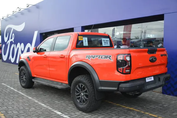Pasay, PH - NOV 18 - Ford Ranger test sürüşünde 18 Kasım 2023 tarihinde Pasay, Filipinler 'de. Odak noktası, Filipinler 'de düzenlenen bir araba test sürüşü etkinliğidir..