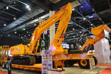 Pasay, PH - NOV 11 - Lonking cdm 6225 kazı alanı 11 Kasım 2023, Pasay, Filipinler. Philconstruct, Filipinler 'de yıllık bir inşaat fuarıdır..