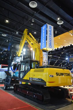 Pasay, PH - NOV 11 - Sumitomo sh220 nlc hidrolik kazıcı 11 Kasım 2023 tarihinde Pasay, Filipinler 'de. Philconstruct, Filipinler 'de yıllık bir inşaat fuarıdır..