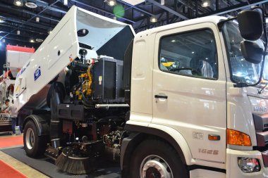 Pasay, PH - NOV 11 - Schwarze gs6 fırtına sokak temizleyicisi 11 Kasım 2023 tarihinde Pasay, Filipinler 'de. Philconstruct, Filipinler 'de yıllık bir inşaat fuarıdır..