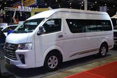 Pasay, PH-11 - 11 Kasım 2023 tarihinde Filipinler 'in Pasay şehrinde Foton yolcu minibüsü. Philconstruct, Filipinler 'de yıllık bir inşaat fuarıdır..