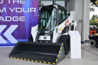 Pasay, PH - NOV 11 - Bobcat s570 kızak yükleyicisi 11 Kasım 2023 tarihinde Filipinler 'in Pasay kentinde. Philconstruct, Filipinler 'de yıllık bir inşaat fuarıdır..