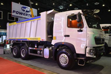 Pasay, PH-NOV 11 - 11 Kasım 2023 'te Philconstruct, Filipinler' deki Howo çöp kamyonu. Philconstruct, Filipinler 'de yıllık bir inşaat fuarıdır..