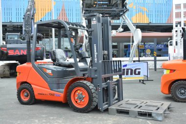 Pasay, PH-NOV 11 - Philconstruct 'ta Lonking forklift 11 Kasım 2023 tarihinde Pasay, Filipinler' de. Philconstruct, Filipinler 'de yıllık bir inşaat fuarıdır..