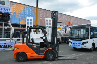 Pasay, PH-NOV 11 - Philconstruct 'ta Lonking forklift 11 Kasım 2023 tarihinde Pasay, Filipinler' de. Philconstruct, Filipinler 'de yıllık bir inşaat fuarıdır..
