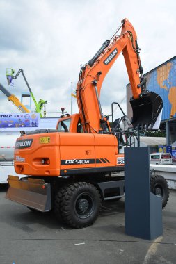 Pasay, PH-NOV 11 - 11 Kasım 2023 tarihinde Filipinler 'in Pasay kentinde bulunan Philconstruct' ta 140W kazıcı Develon. Philconstruct, Filipinler 'de yıllık bir inşaat fuarıdır..