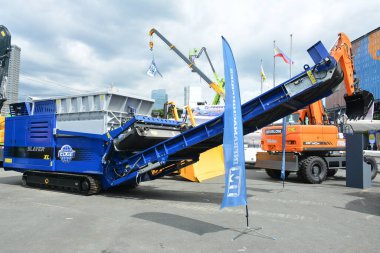 Pasay, PH - NOV 11 - Inframachineries XI mobil parçalayıcı 11 Kasım 2023 tarihinde Pasay, Filipinler 'de. Philconstruct, Filipinler 'de yıllık bir inşaat fuarıdır..