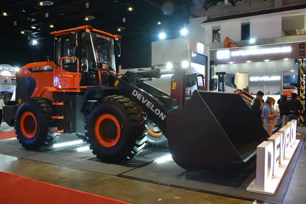 Pasay, PH - NOV 11 - Develon sd 300n tekerlek yükleyici 11 Kasım 2023 tarihinde Filipinler 'in Pasay kentinde. Philconstruct, Filipinler 'de yıllık bir inşaat fuarıdır..