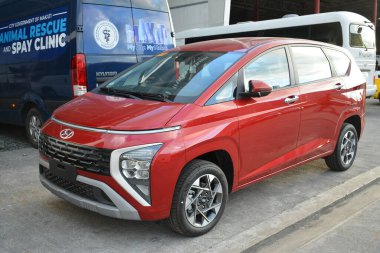CAINTA, PH-30 - Hyundai yıldız gözlemcisi 30 Aralık 2023 tarihinde Cainta, Filipinler 'de VIP araba fuarında. VIP, Filipinler 'de düzenlenen bir otomobil fuarıdır..