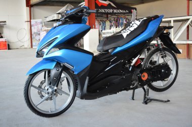 CAINTA, PH - 30 DEC Yamaha mio aerox 30 Aralık 2023 tarihinde Cainta, Filipinler 'de VIP araba fuarında. VIP, Filipinler 'de düzenlenen bir otomobil fuarıdır..