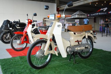 CAINTA, PH - 30 DEC - Honda c70 30 Aralık 2023 tarihinde Cainta, Filipinler 'de VIP araba fuarında. VIP, Filipinler 'de düzenlenen bir otomobil fuarıdır..