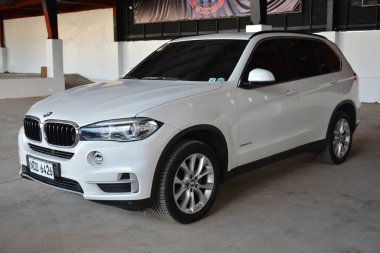 CAINTA, PH - 30 DEC - BMW X5 30 Aralık 2023 tarihinde Cainta, Filipinler 'de VIP araba fuarında. VIP, Filipinler 'de düzenlenen bir otomobil fuarıdır..