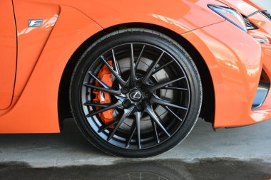 CAINTA, PH - 30 DEC - Lexus rcf tekerleği 30 Aralık 2023 tarihinde Cainta, Filipinler 'de VIP araba fuarında. VIP, Filipinler 'de düzenlenen bir otomobil fuarıdır..