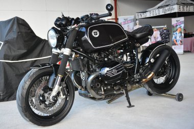 CAINTA, PH-30 Aralık 2023 tarihinde Filipinler, Cainta 'da VIP araba fuarında motosiklet. VIP, Filipinler 'de düzenlenen bir otomobil fuarıdır..