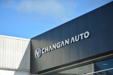 CAINTA, PH-30 - Changan otomobil galerisi 30 Aralık 2023 tarihinde Cainta, Filipinler 'de. Changan Oto, Chongqing, Çin 'de bir araba üreticisi..